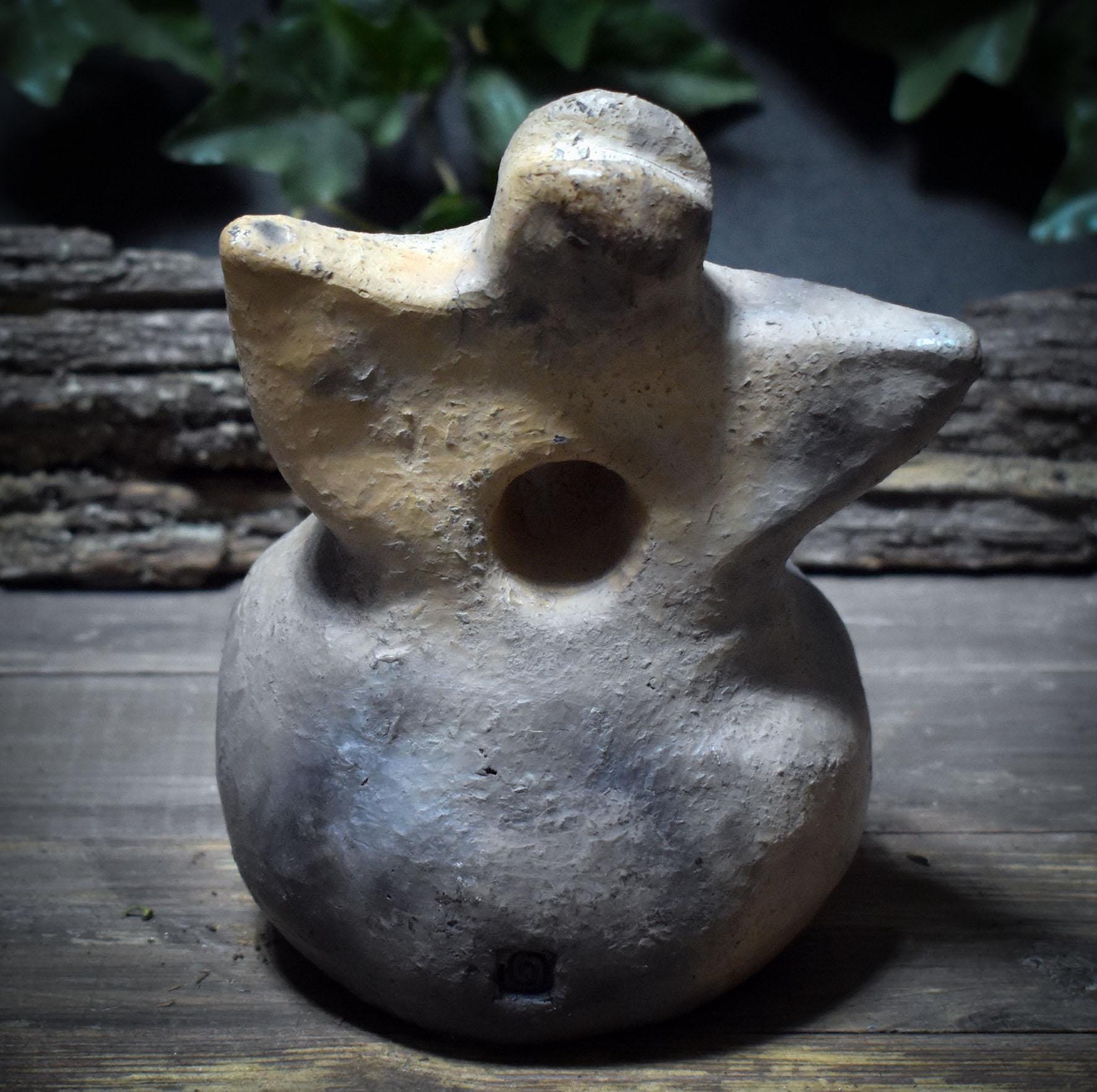 Skulptur „Mondgöttin“ – Archaische Rauchbrandfigur aus Ton
