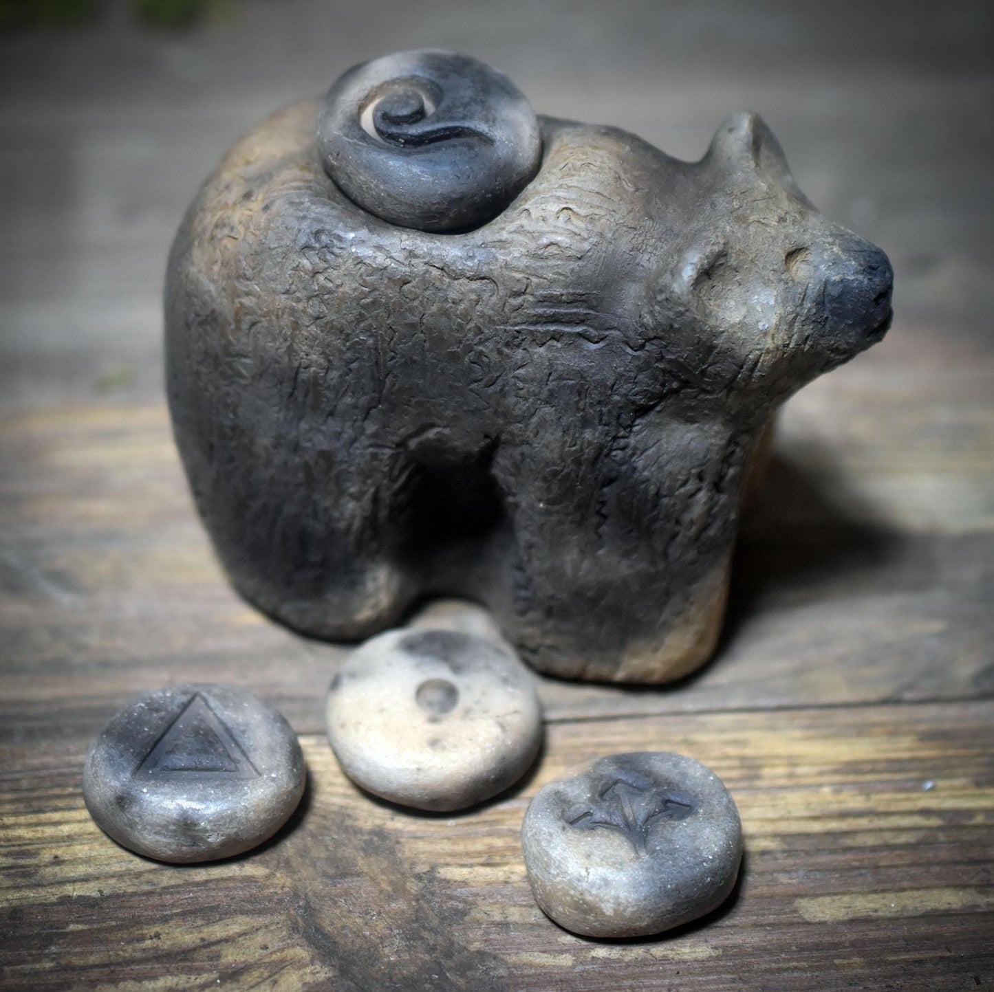 Ritualskulptur aus Rauchbrandton mit vier Symbolsteinen - SKU190