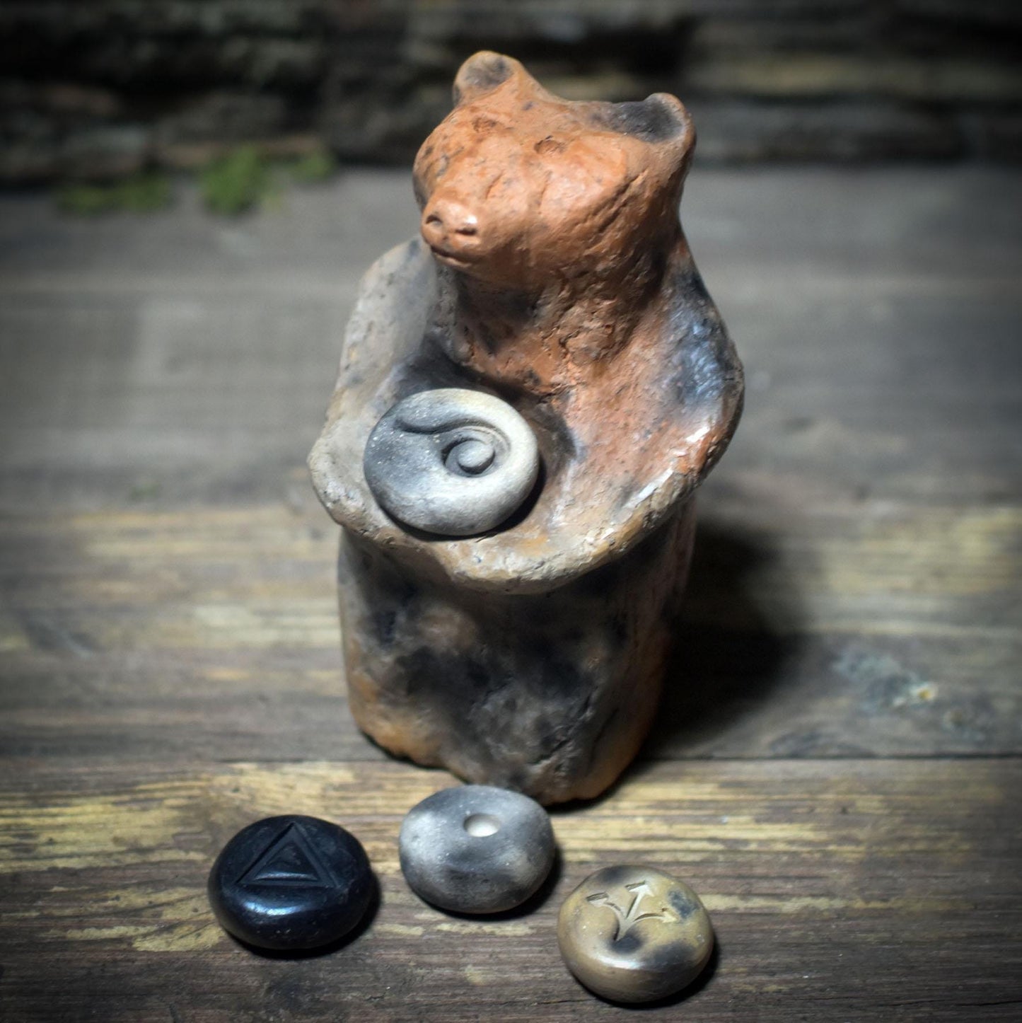 Ritualskulptur aus Rauchbrandton mit vier Symbolsteinen - SKU190