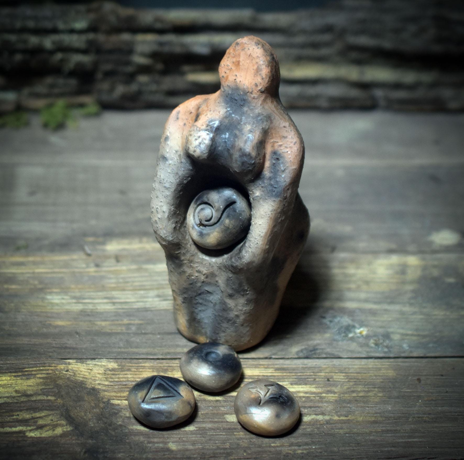 Ritualskulptur aus Rauchbrandton mit vier Symbolsteinen - SKU190