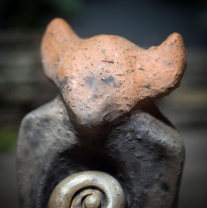 Ritualskulptur aus Rauchbrandton mit vier Symbolsteinen - SKU190