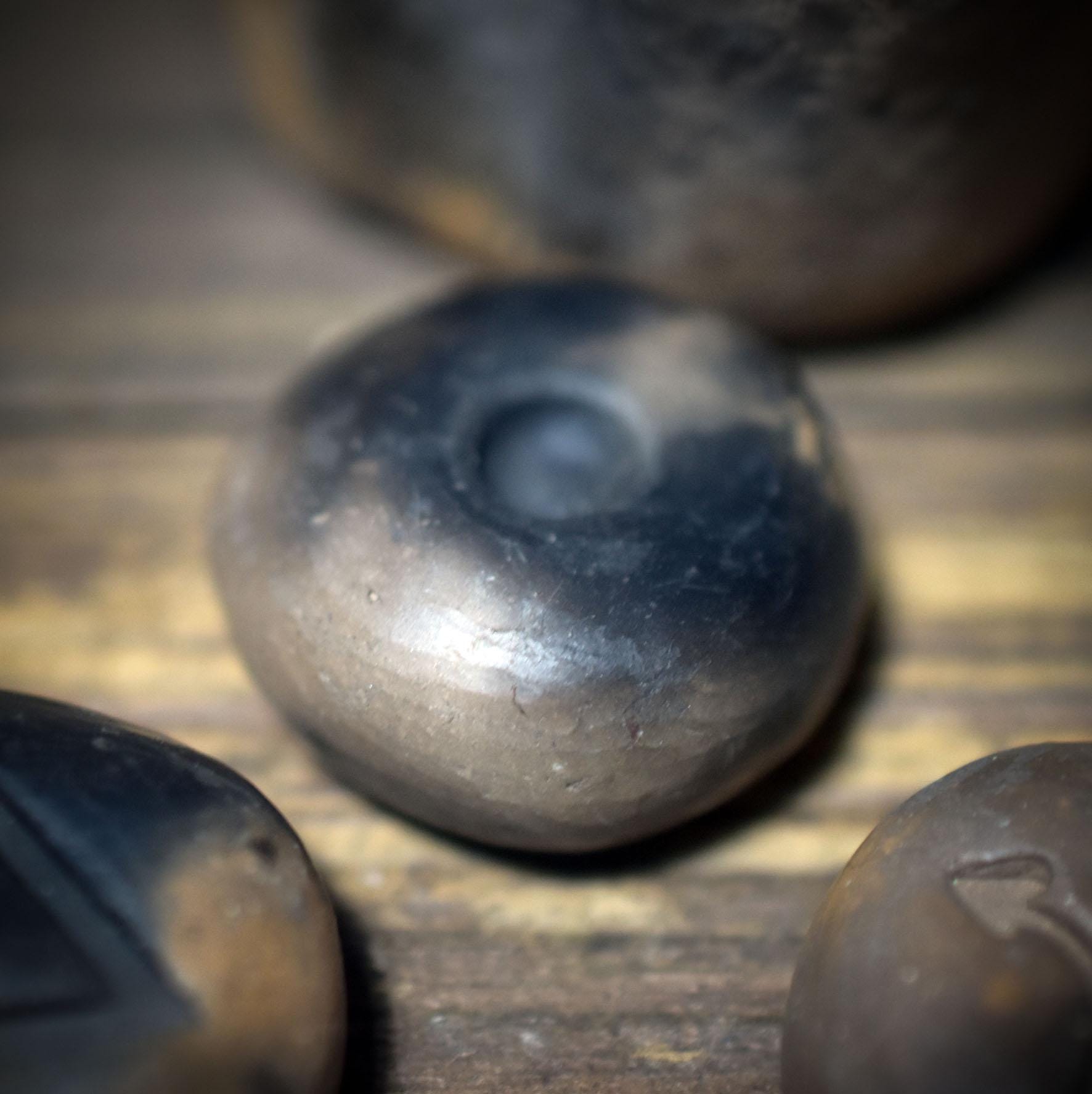 Ritualskulptur aus Rauchbrandton mit vier Symbolsteinen - SKU190