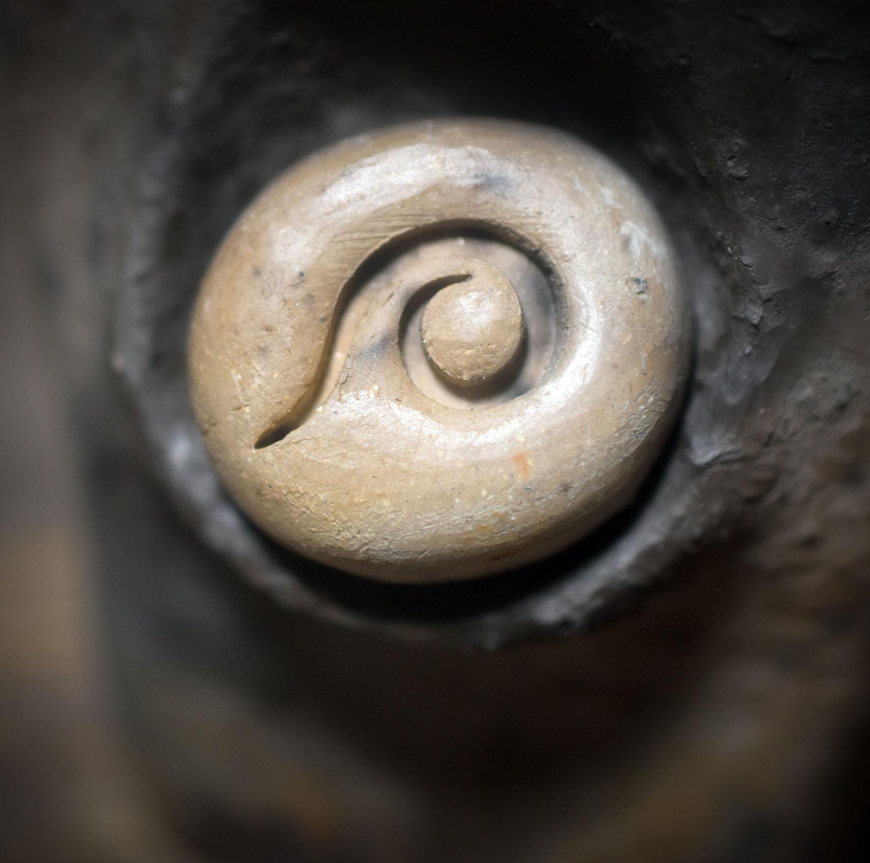 Ritualskulptur aus Rauchbrandton mit vier Symbolsteinen - SKU190