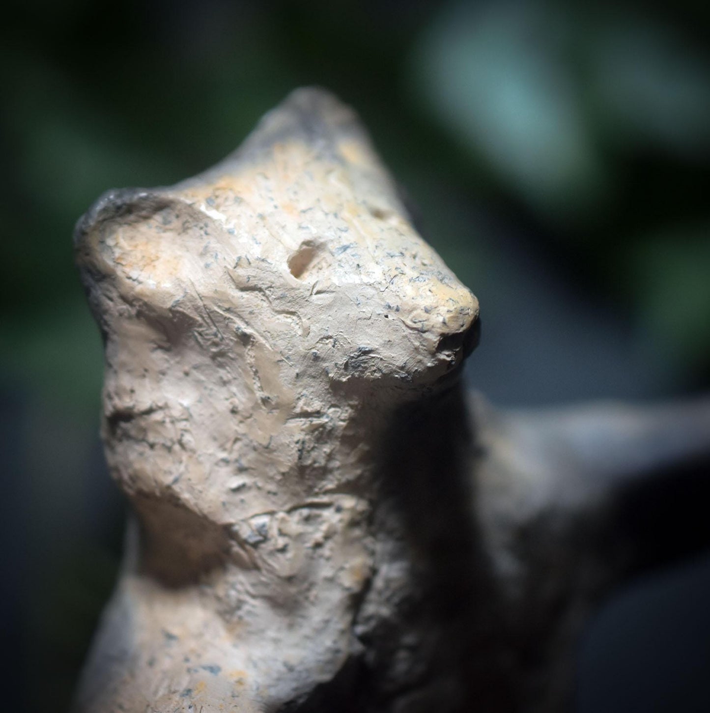 Tanzender Wolf – Archaische Skulptur aus traditioneller Rauchbrandkunst