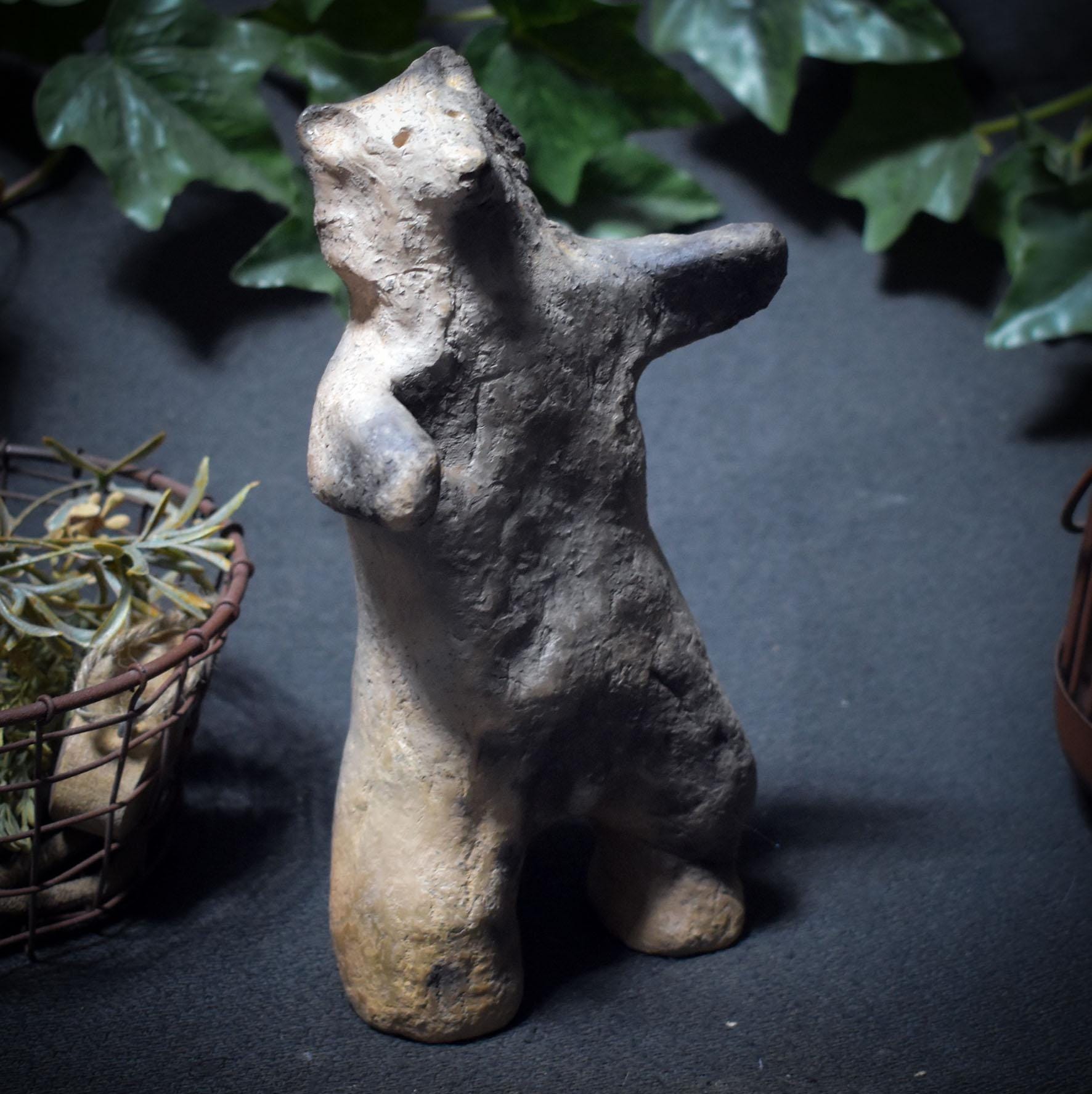 Tanzender Wolf – Archaische Skulptur aus traditioneller Rauchbrandkunst - Art.Nr.: SKU178