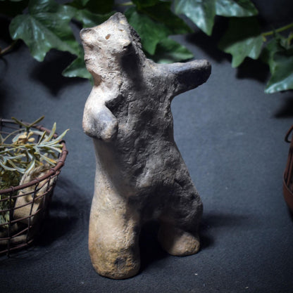 Tanzender Wolf – Archaische Skulptur aus traditioneller Rauchbrandkunst - Art.Nr.: SKU178