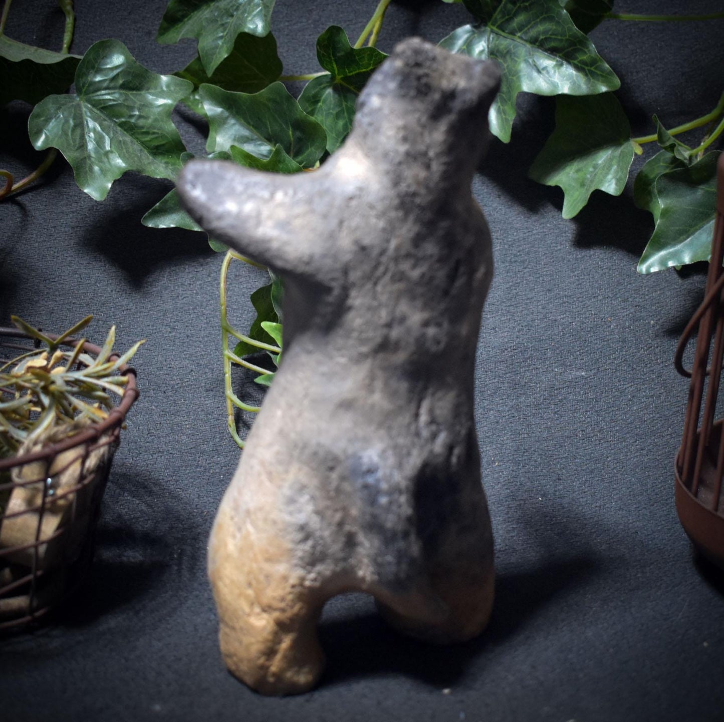 Tanzender Wolf – Archaische Skulptur aus traditioneller Rauchbrandkunst