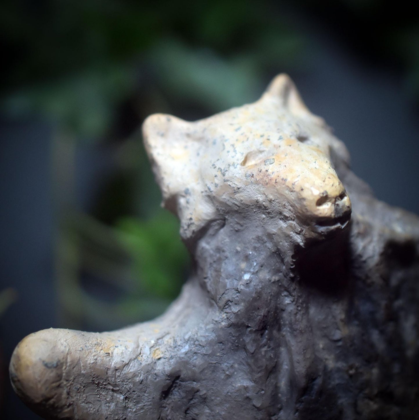 Tanzender Wolf – Archaische Skulptur aus traditioneller Rauchbrandkunst