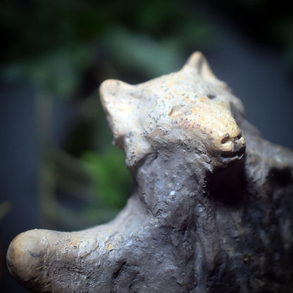 Tanzender Wolf – Archaische Skulptur aus traditioneller Rauchbrandkunst