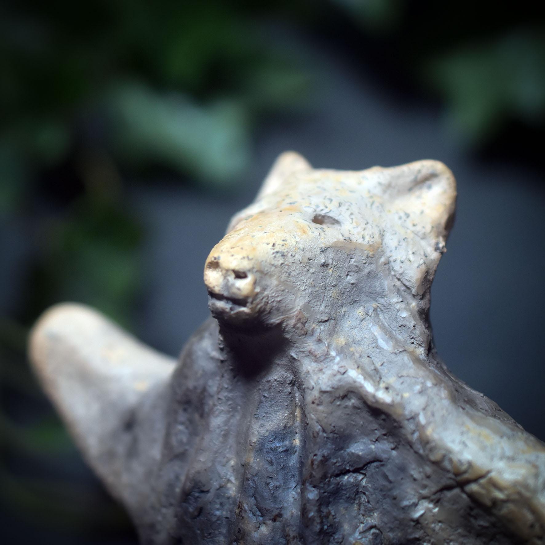 Tanzender Wolf – Archaische Skulptur aus traditioneller Rauchbrandkunst - Art.Nr.: SKU179