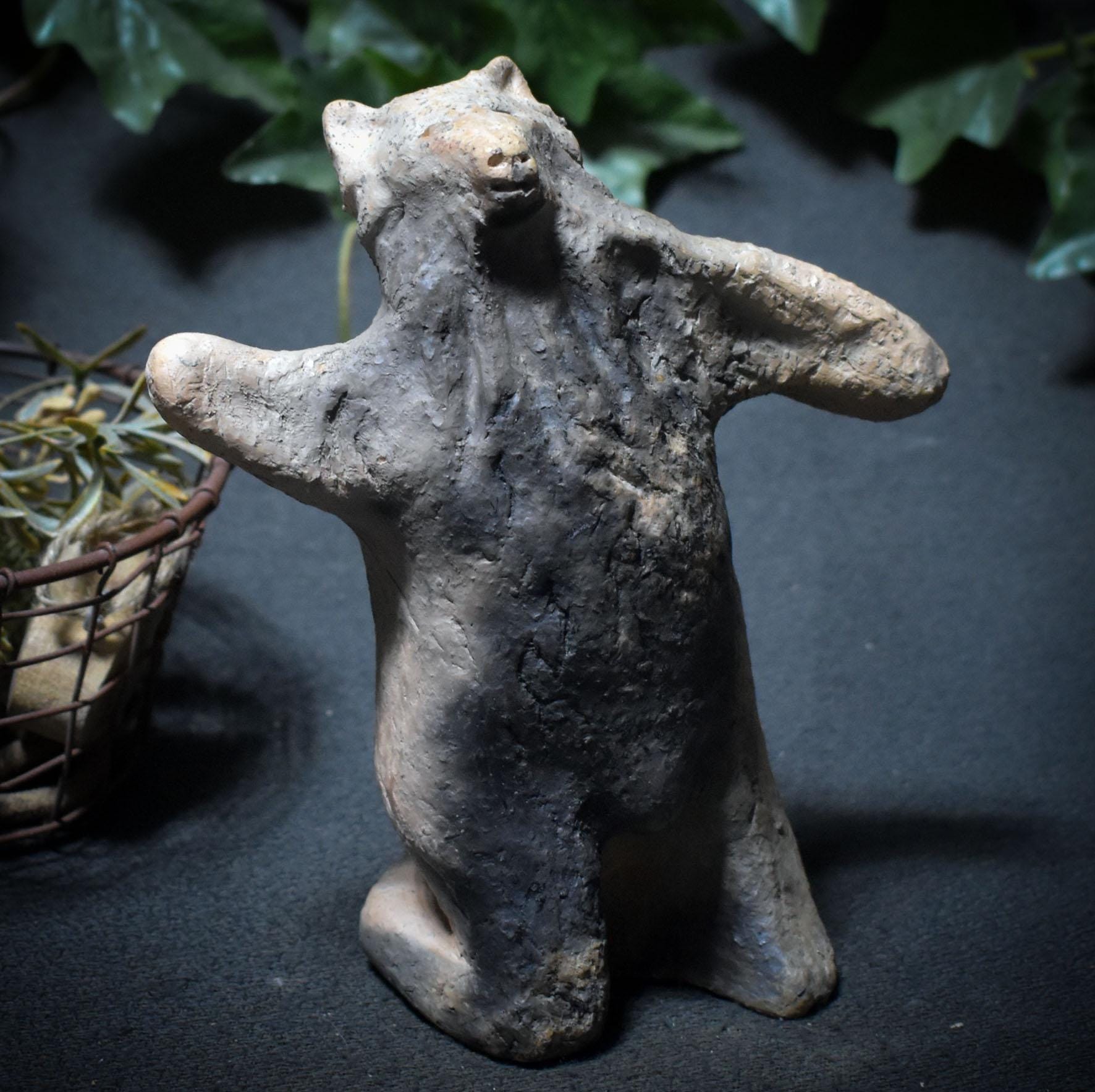 Tanzender Wolf – Archaische Skulptur aus traditioneller Rauchbrandkunst