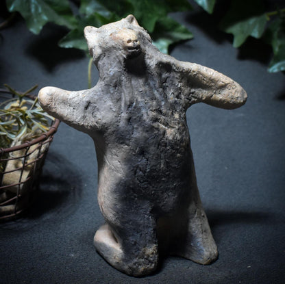 Tanzender Wolf – Archaische Skulptur aus traditioneller Rauchbrandkunst