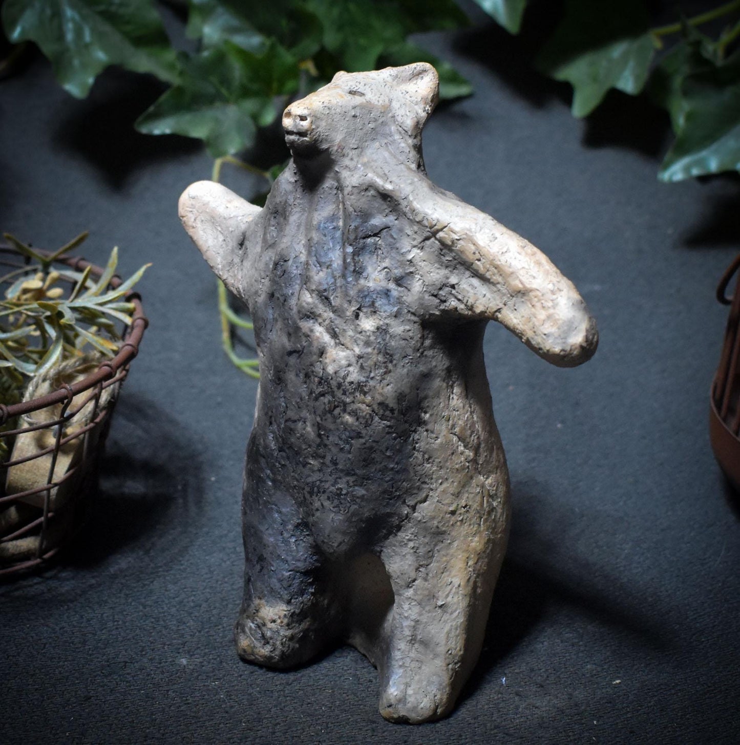 Tanzender Wolf – Archaische Skulptur aus traditioneller Rauchbrandkunst - Art.Nr.: SKU179