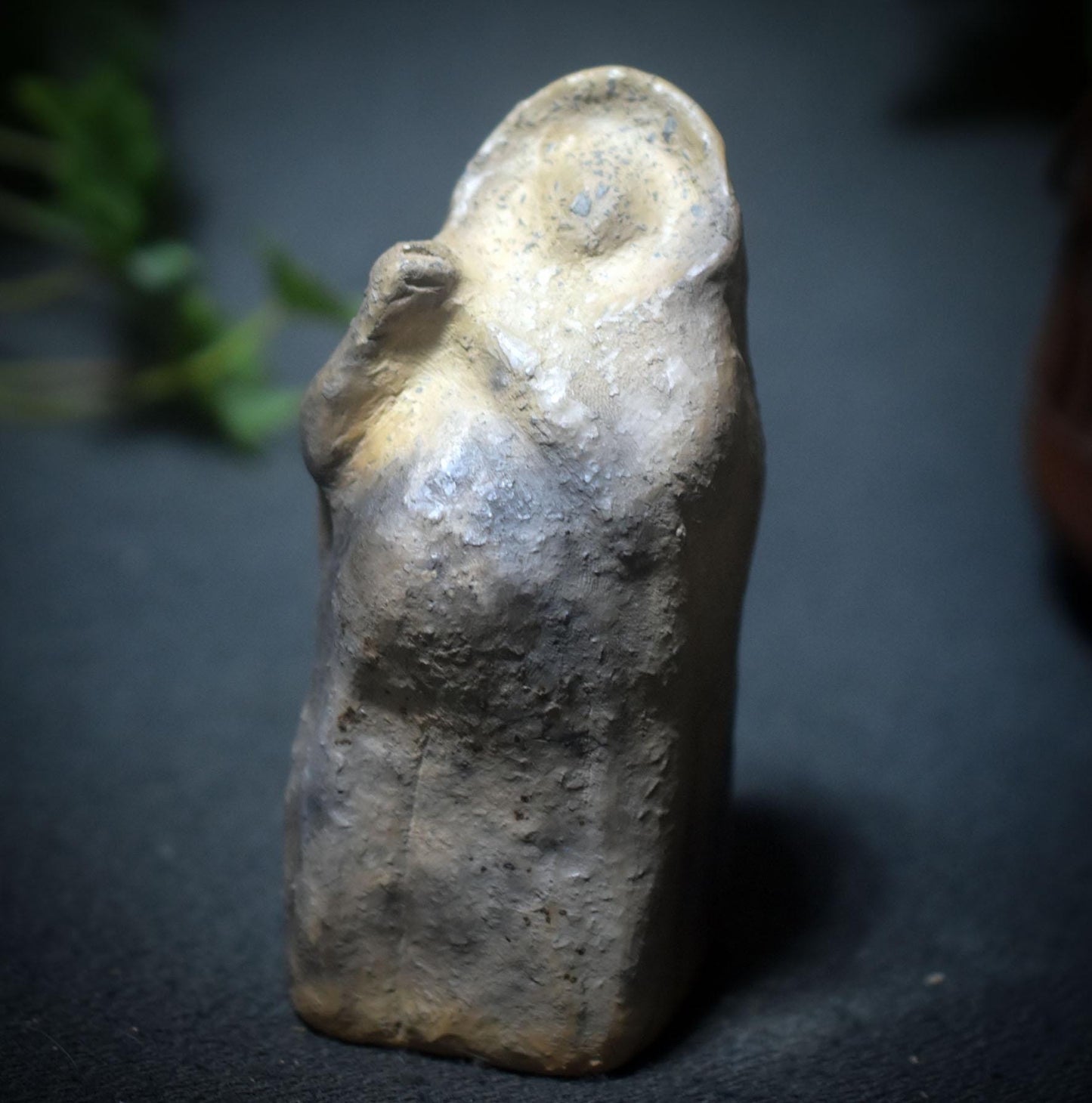 Gebärende Göttin – Archaische Skulptur aus traditioneller Rauchbrandkunst