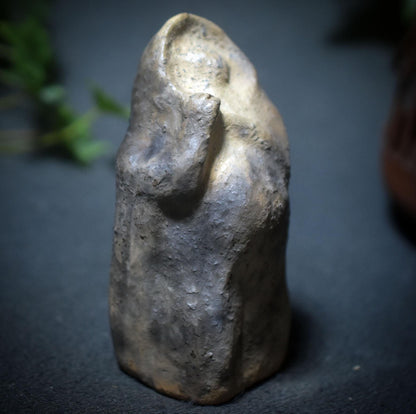 Gebärende Göttin – Archaische Skulptur aus traditioneller Rauchbrandkunst - Art.Nr.: SKU181