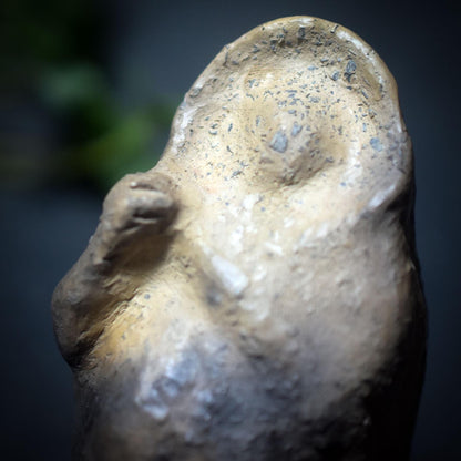Gebärende Göttin – Archaische Skulptur aus traditioneller Rauchbrandkunst