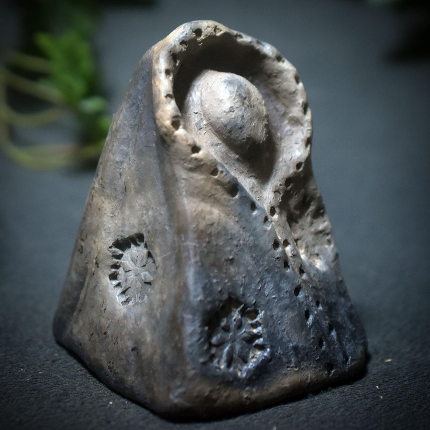 Wintergöttin – Archaische Figur aus traditioneller Rauchbrandkunst - Art.Nr.: SKU184