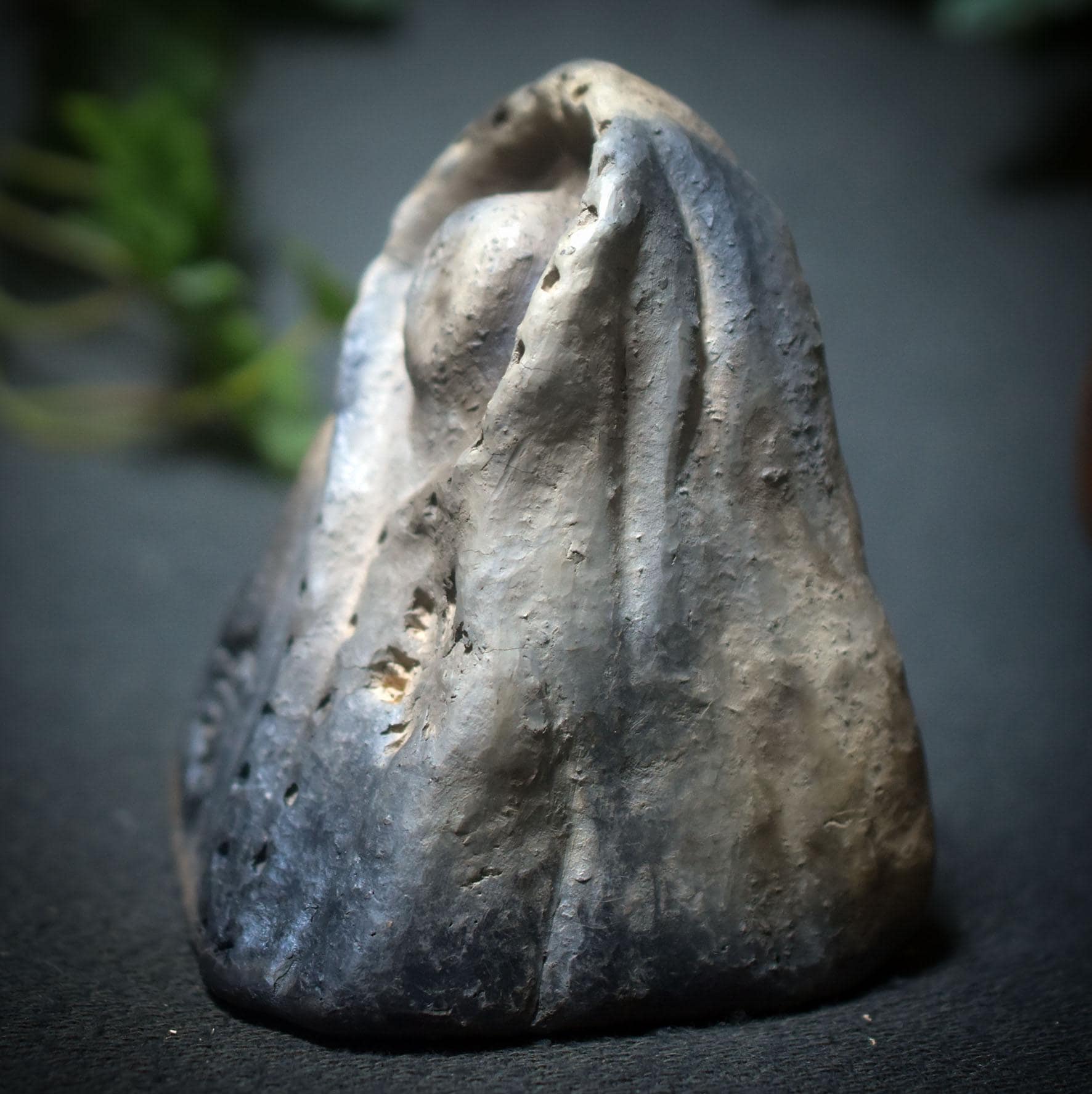 Wintergöttin – Archaische Figur aus traditioneller Rauchbrandkunst - Art.Nr.: SKU184