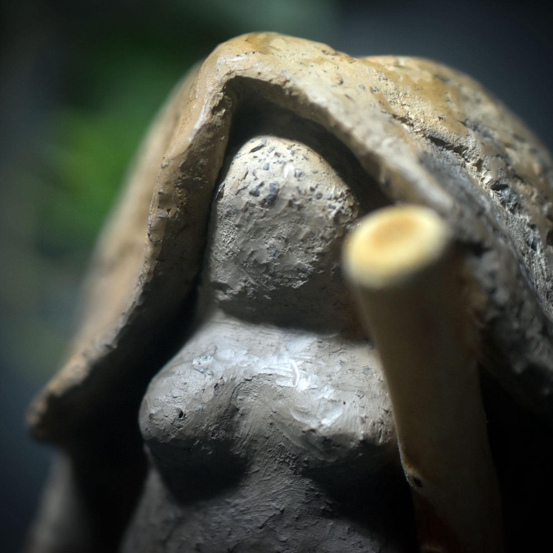 Wintergöttin – Archaische Weisheitsfigur aus traditioneller Rauchbrandkunst - Art.Nr.: SKU185