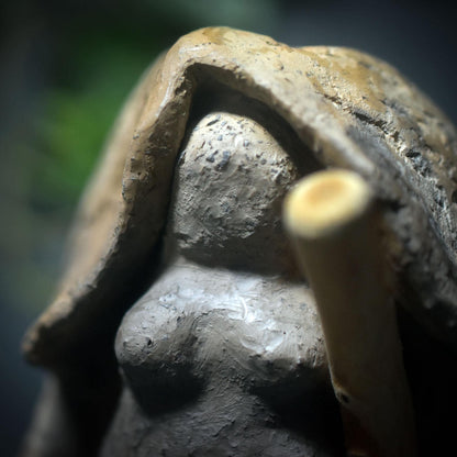 Wintergöttin – Archaische Weisheitsfigur aus traditioneller Rauchbrandkunst - Art.Nr.: SKU185