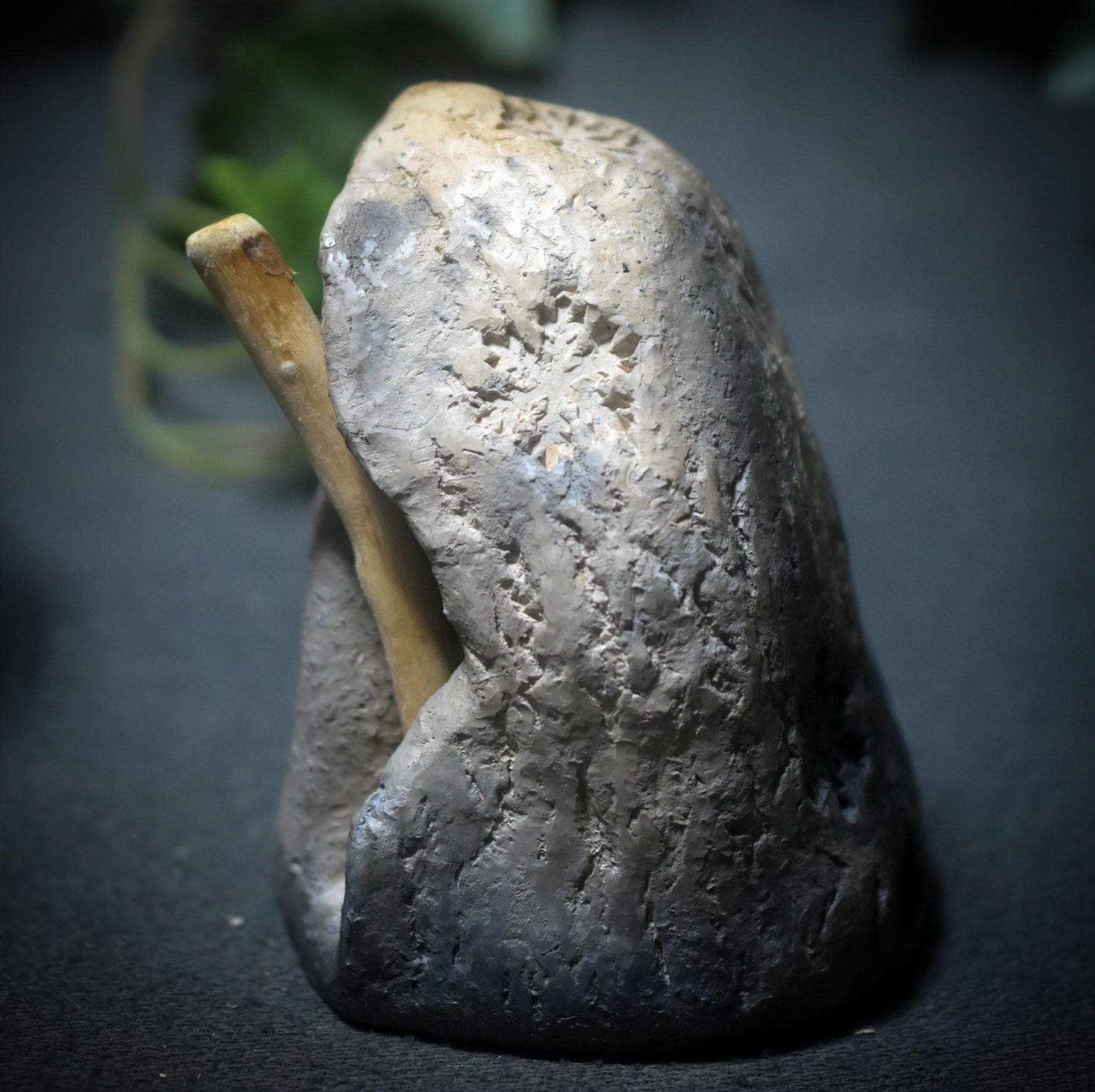 Wintergöttin – Archaische Weisheitsfigur aus traditioneller Rauchbrandkunst
