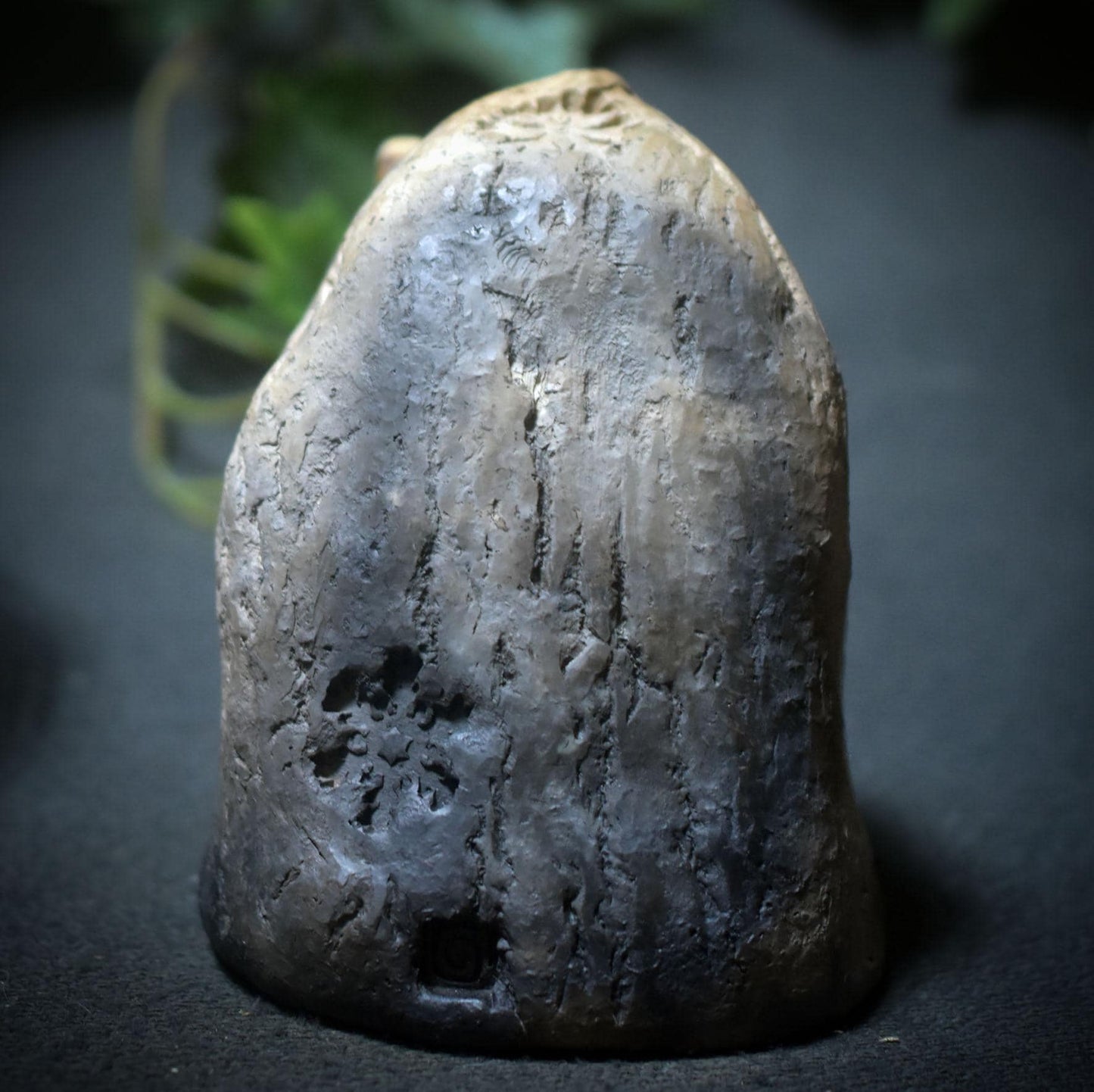 Wintergöttin – Archaische Weisheitsfigur aus traditioneller Rauchbrandkunst - Art.Nr.: SKU185