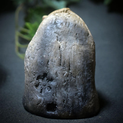 Wintergöttin – Archaische Weisheitsfigur aus traditioneller Rauchbrandkunst - Art.Nr.: SKU185