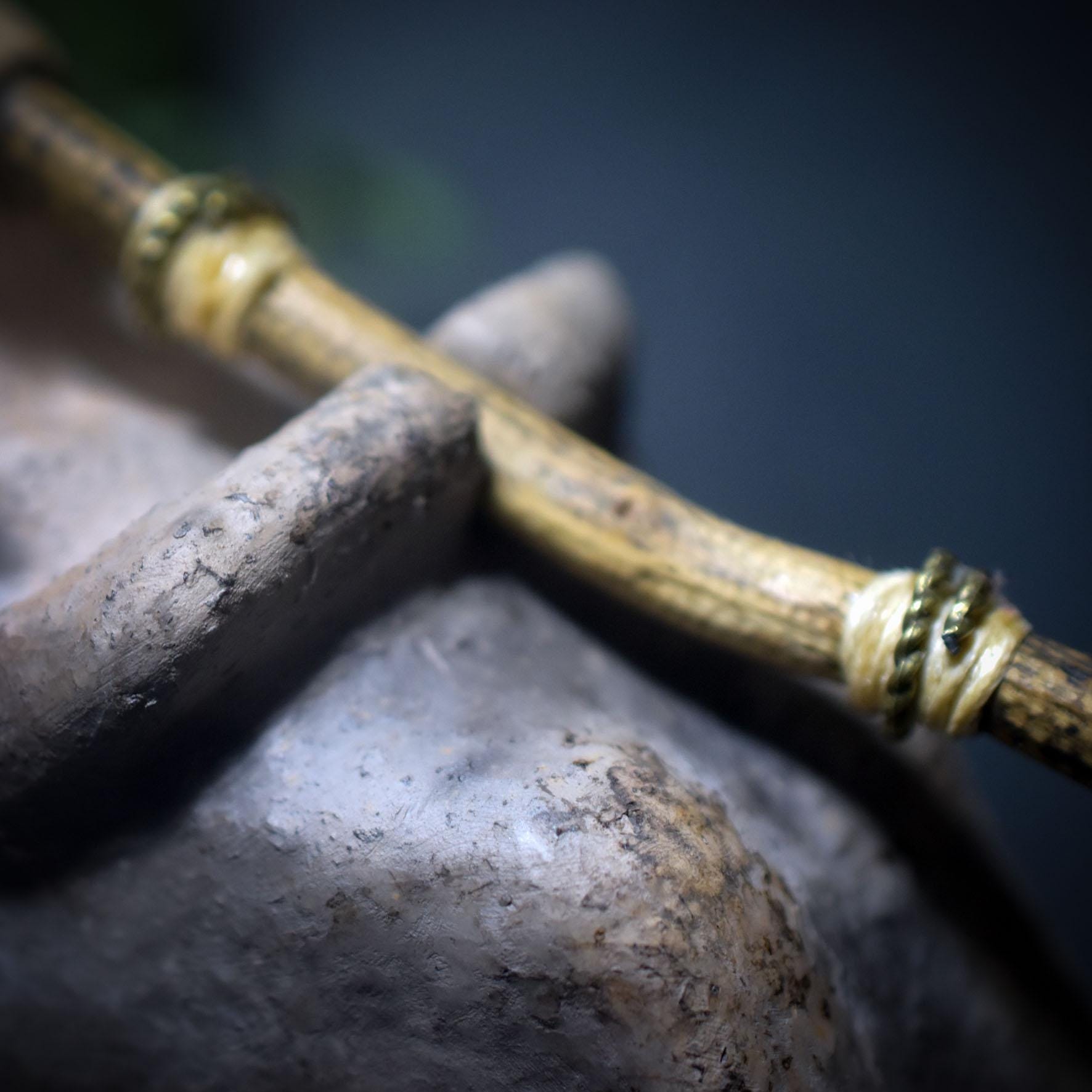 Sitzende Goddess – Didgeridoo-Figur aus traditioneller Rauchbrandkunst - SKU186