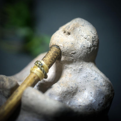 Sitzende Goddess – Didgeridoo-Figur aus traditioneller Rauchbrandkunst