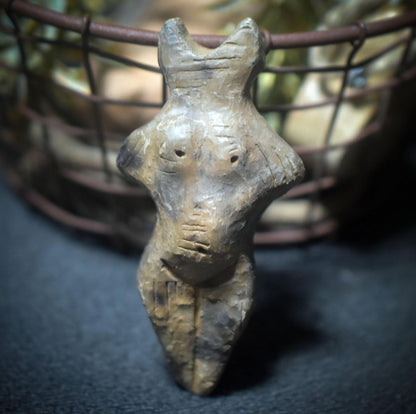 Taschengöttin – Kleine Mondgöttin aus traditioneller Rauchbrandkunst - TAS012