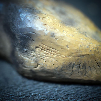 Taschengöttin aus Rauchbrand-Ton – archaische Begleiterin für Schutz, Intuition & Erdung - TAS013