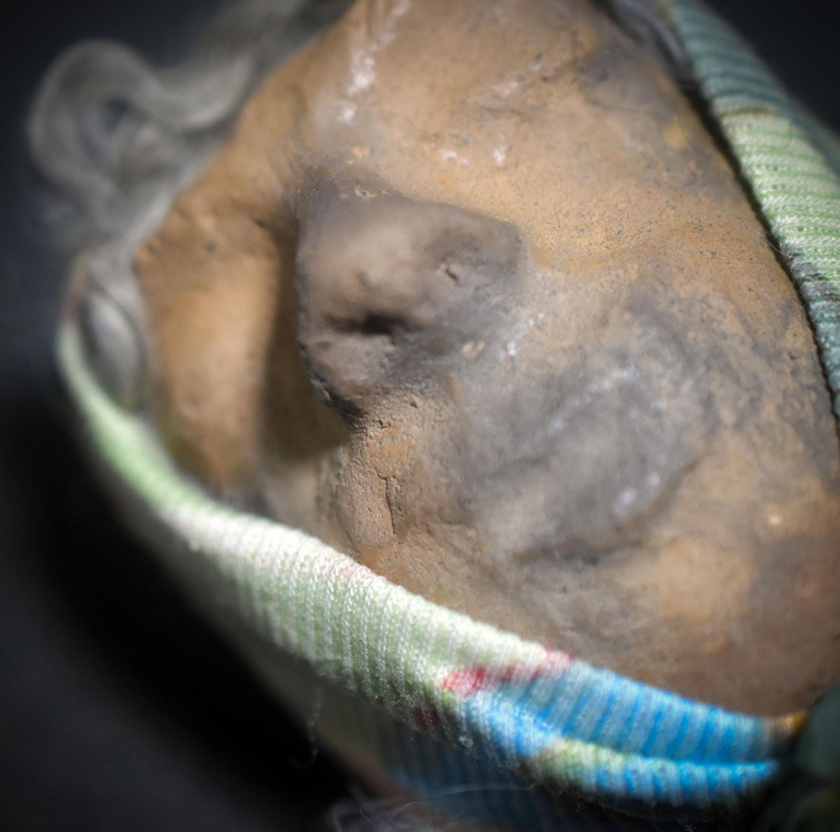 Ritualstab "Heilung" – Rauchbrandkopf der alten Hüterin aus Ton, Aventurin & Naturmaterialien
