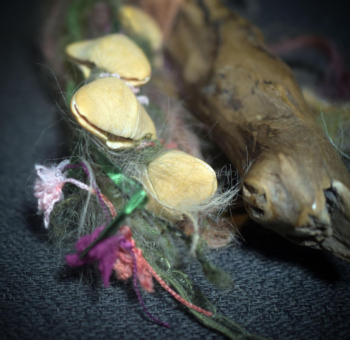 Ritualstab "Heilung" – Rauchbrandkopf der alten Hüterin aus Ton, Aventurin & Naturmaterialien