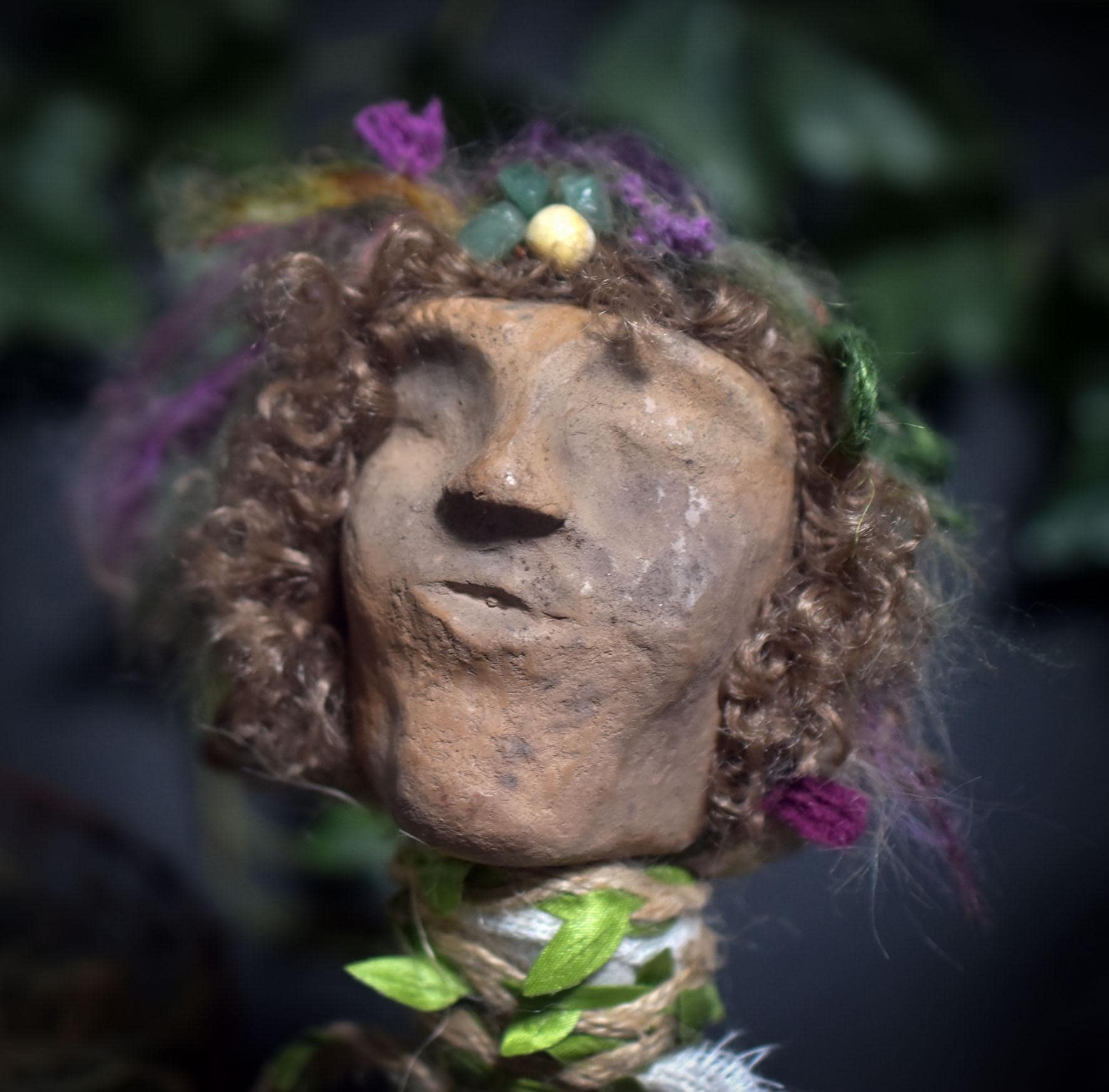Ritualstab zur Heilung – Rauchbrandkopf der alten Hüterin aus Ton, Rosenquarz & Naturmaterialien