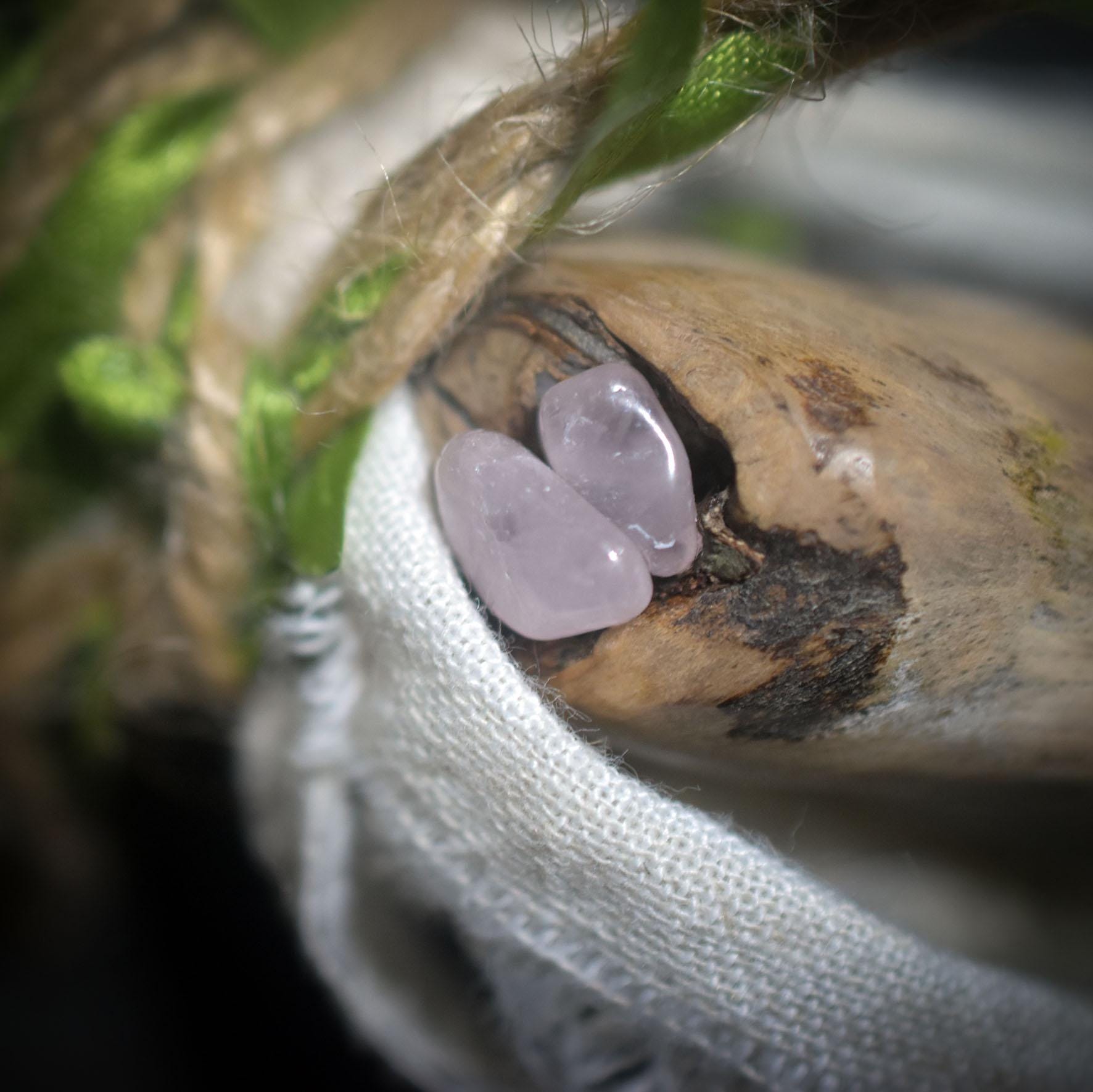 Ritualstab zur Heilung – Rauchbrandkopf der alten Hüterin aus Ton, Rosenquarz & Naturmaterialien - RST039