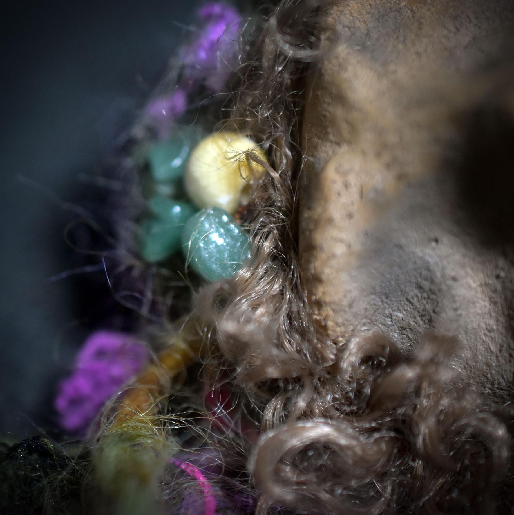 Ritualstab zur Heilung – Rauchbrandkopf der alten Hüterin aus Ton, Rosenquarz & Naturmaterialien - RST039