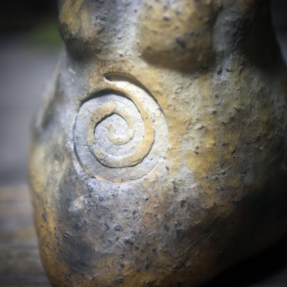 Hüterin deiner Wünsche – die archaische Göttin aus Rauchbrand-Ton - deine spirituelle Lebensbegleiterin - Art.Nr.: WSH006