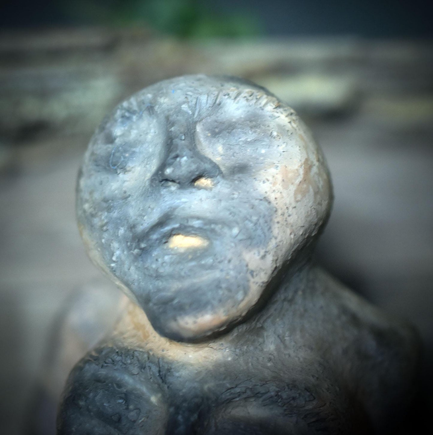 Rauchbrand-Skulptur Büste – Archaische Figur mit drei Köpfen als Symbol der Ahnen & inneren Aspekte - SKU195