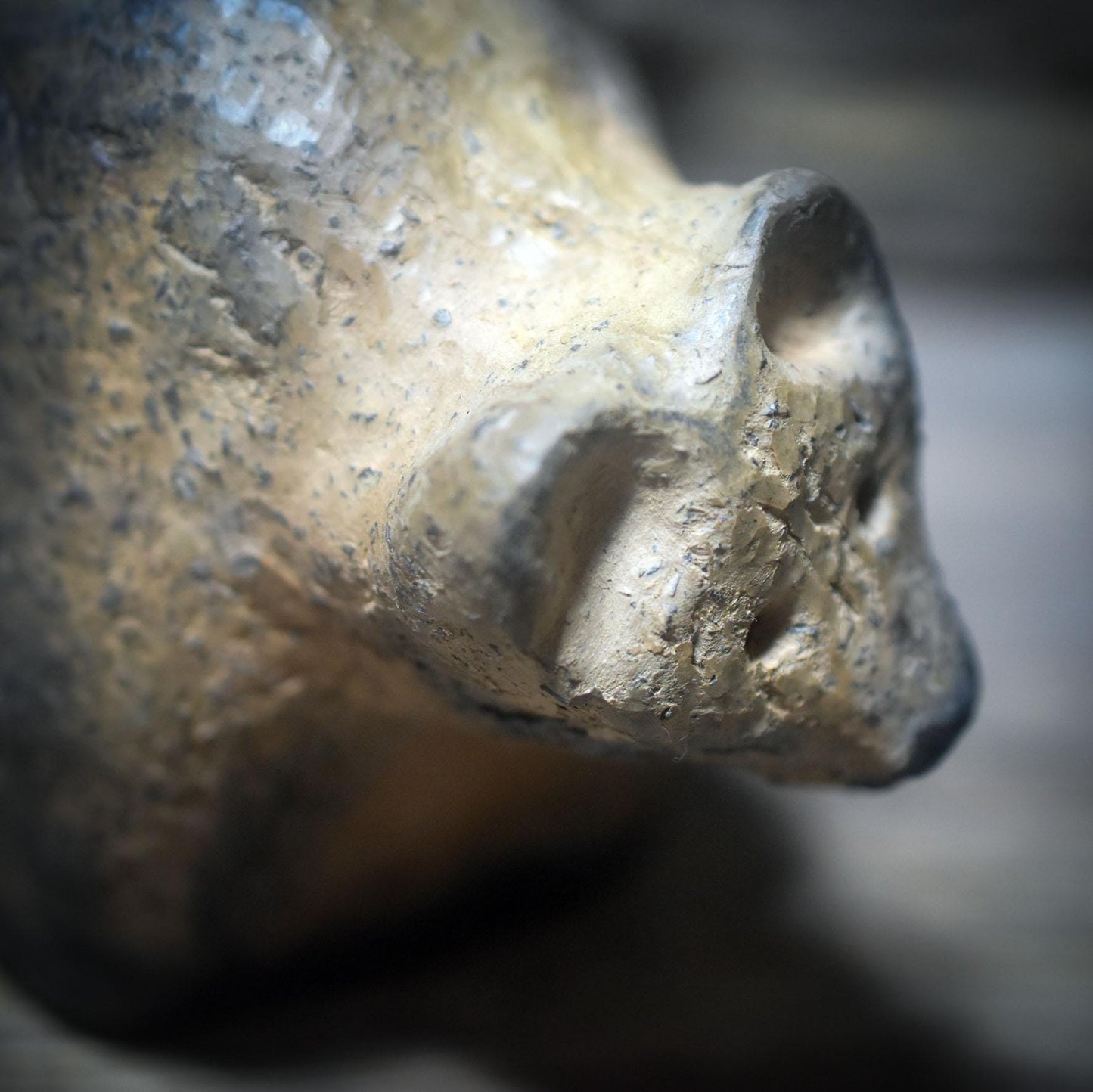 Schamanische Bär-Skulptur aus Rauchbrandton – Archaisches Krafttier für Stärke & Erdverbundenheit - SKU196