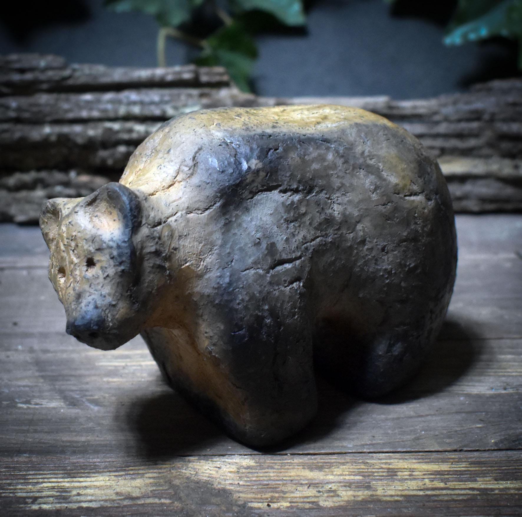 Schamanische Bär-Skulptur aus Rauchbrandton – Archaisches Krafttier für Stärke & Erdverbundenheit - SKU196