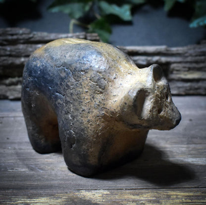 Schamanische Bär-Skulptur aus Rauchbrandton – Archaisches Krafttier für Stärke & Erdverbundenheit - SKU196
