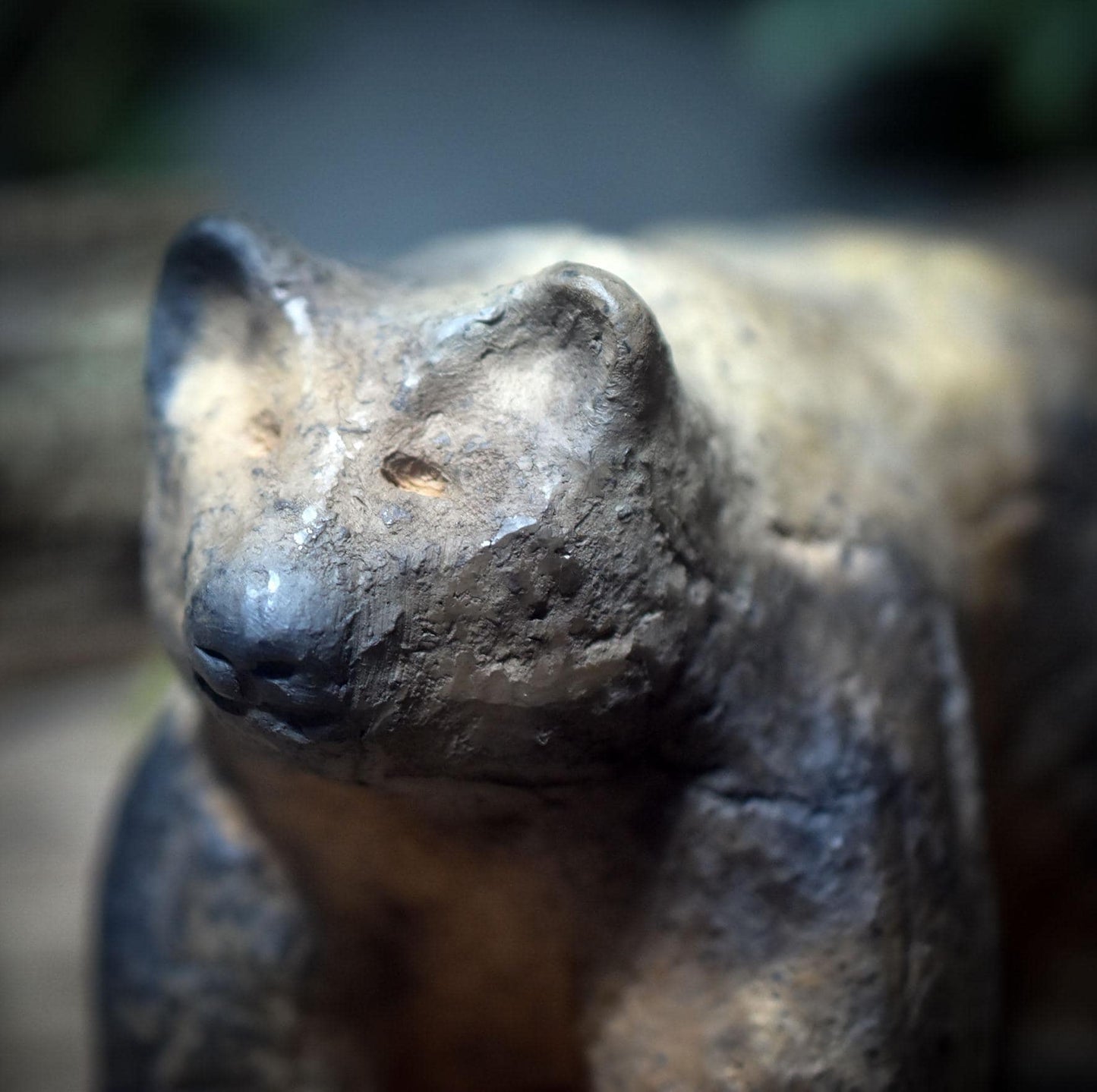 Schamanische Bär-Skulptur aus Rauchbrandton – Archaisches Krafttier für Stärke & Erdverbundenheit SKU197