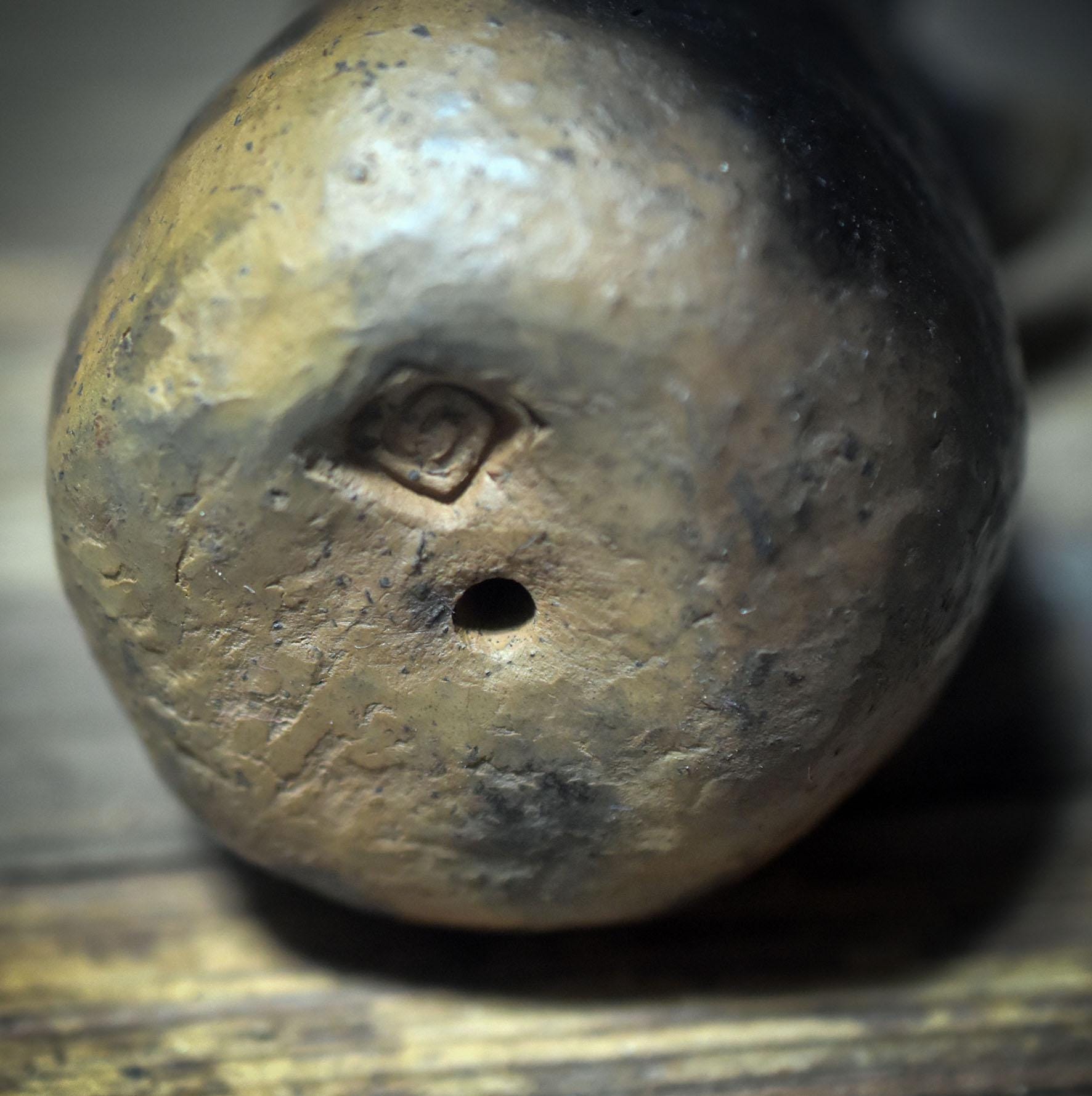 Schamanische Hirsch-Rassel aus Rauchbrandton – Archaischer Klangkörper für Ritual & Erdverbundenheit - SRA059