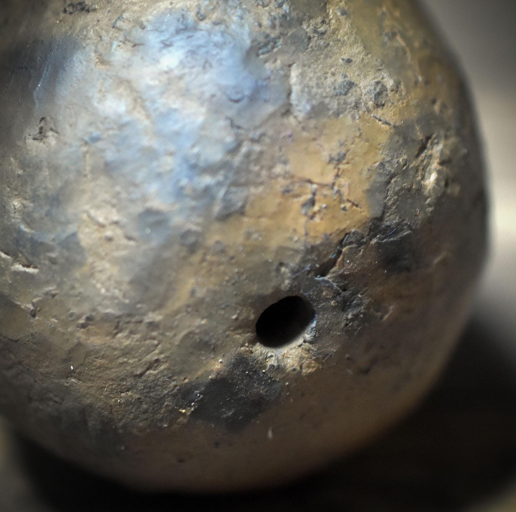 Schamanische Bären-Rassel aus Rauchbrandton – Archaischer Klangkörper für Kraft & Rituale - SRA060