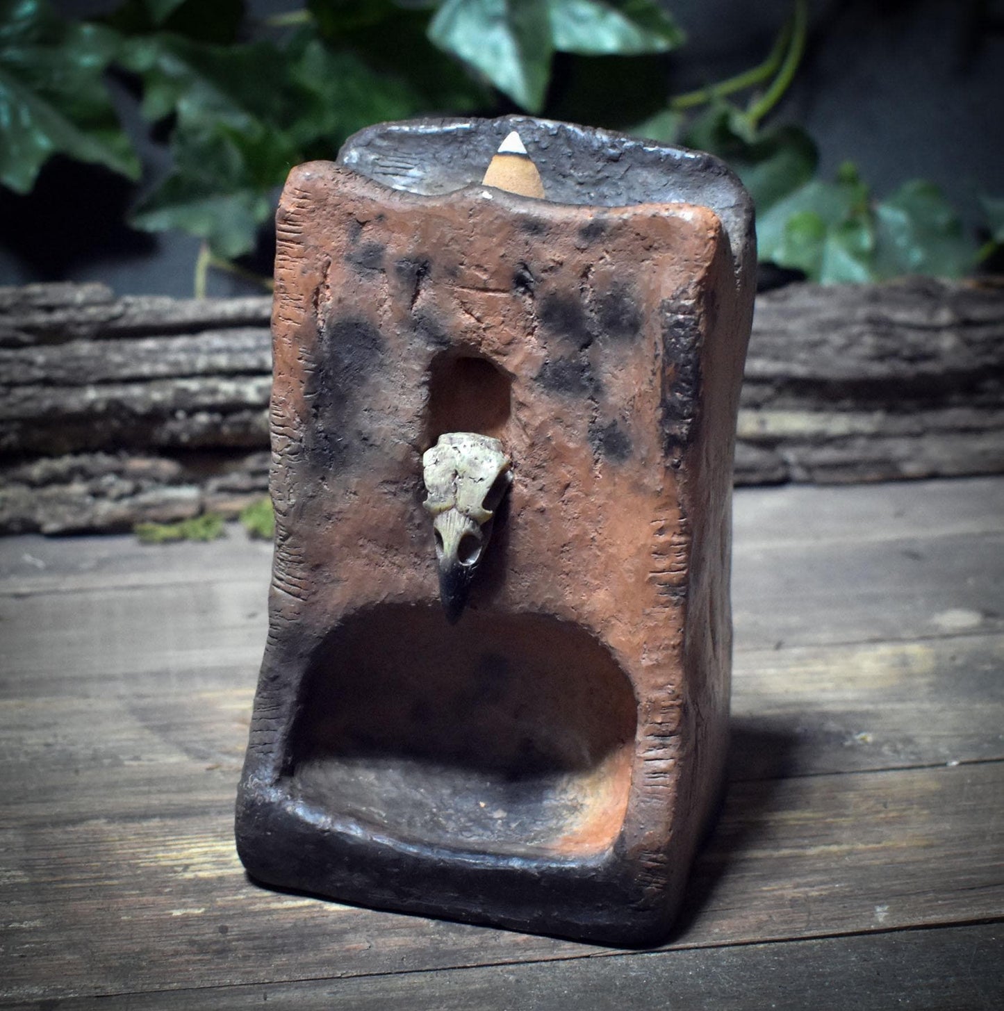 Rückfluss Räucherkegelhalter – Rauchbrand-Turm mit eingearbeitetem Vogelschädel - RÄH043