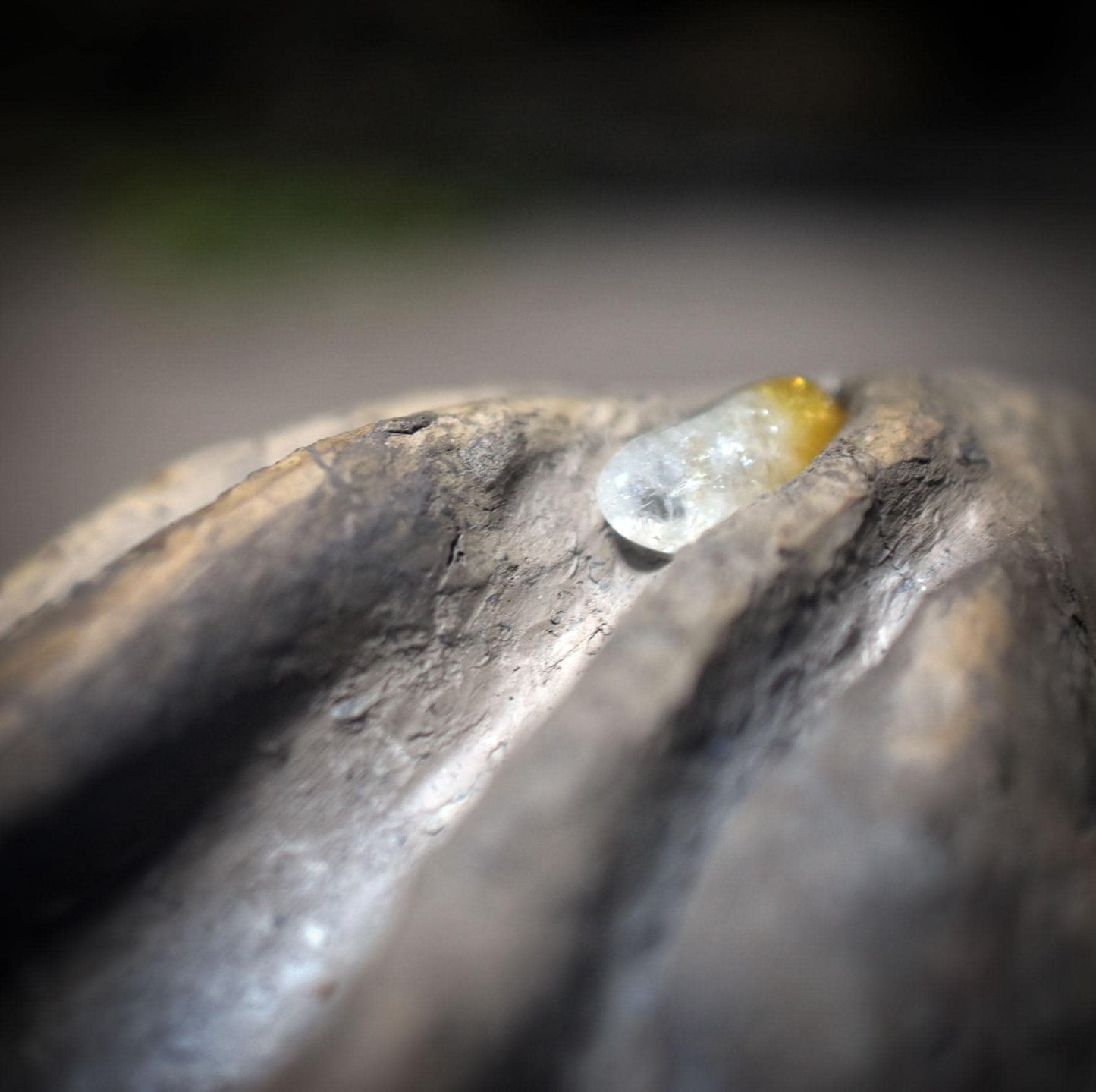 Herz aus Ton mit Yoni & Citrin – archaisches Rauchbrand-Kunstobjekt - SKU188