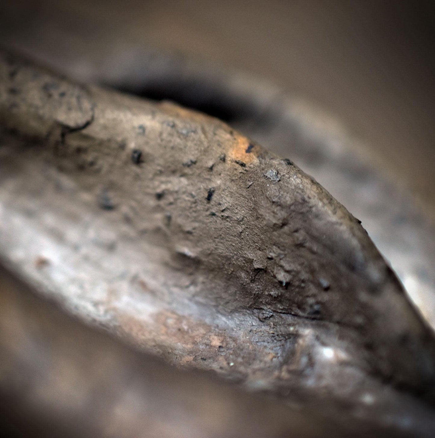 Herz aus Ton mit Yoni & Citrin – archaisches Rauchbrand-Kunstobjekt - SKU188