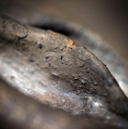 Herz aus Ton mit Yoni & Citrin – archaisches Rauchbrand-Kunstobjekt - SKU188