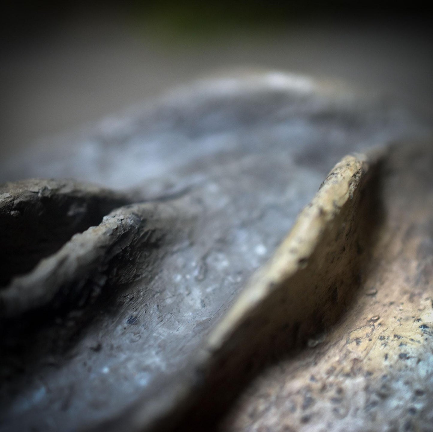 Traditionelles Rauchbrand-Herz mit eingearbeiteter Yoni – symbolstarkes archaisches Objekt - SKU188