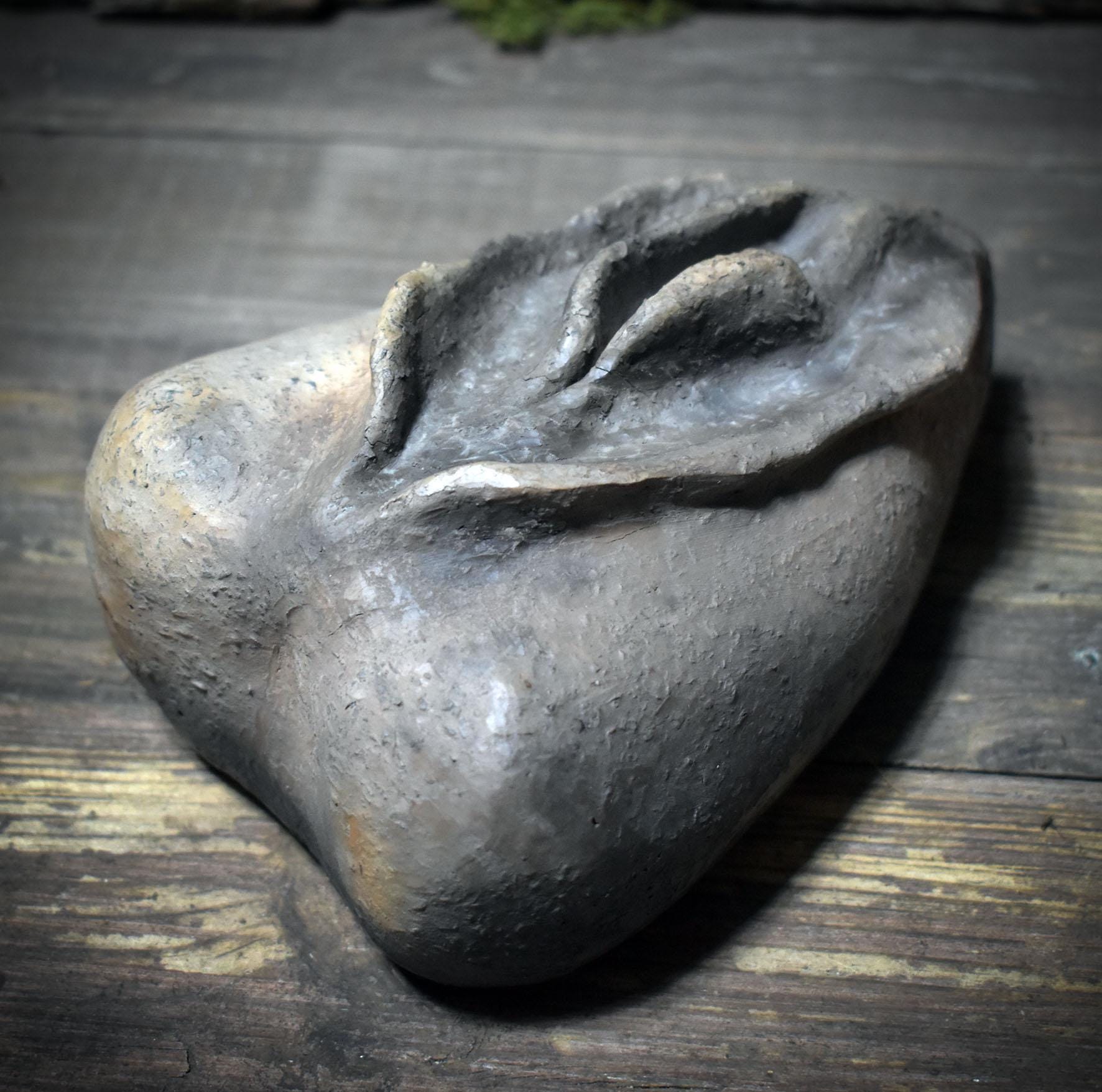 Traditionelles Rauchbrand-Herz mit eingearbeiteter Yoni – symbolstarkes archaisches Objekt - SKU188